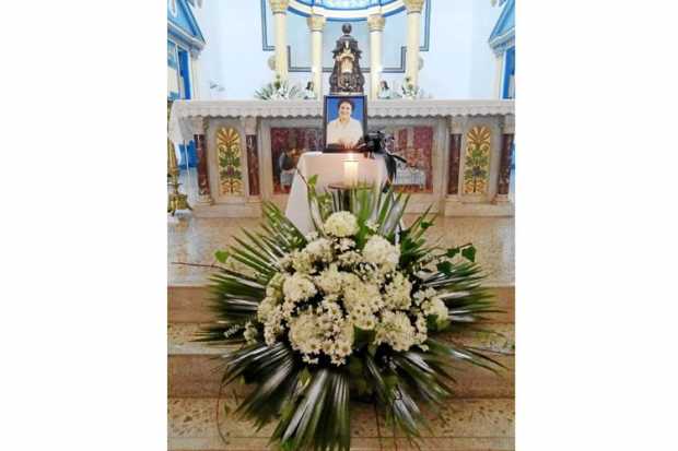 Altar de Dilia Estrada de Gómez en el templo. Sus hijos asistieron al homenaje.