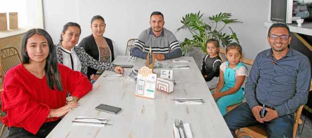 Luciana Betancourth, Lorena Buriticá, Vanessa Quintero, Alejandro Londoño, Luciana Londoño, Sofía Londoño y Óscar Castañeda Llan