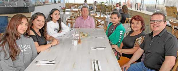 Amigos del Colegio Santa Inés también eligieron La Azotea. Dahiana Giraldo Galeano, Andrea del Pilar Galeano Ríos, Melissa Gonzá