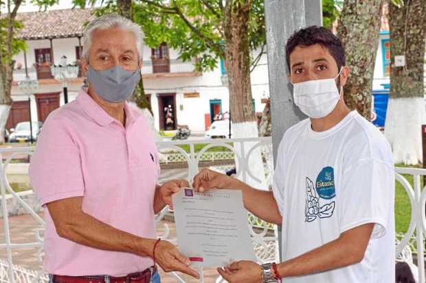 Cristian Camilo Palacio (derecha), presidente del Concejo de Salamina, haciendo entrega del reconocimiento a Jaime Alberto Gutié