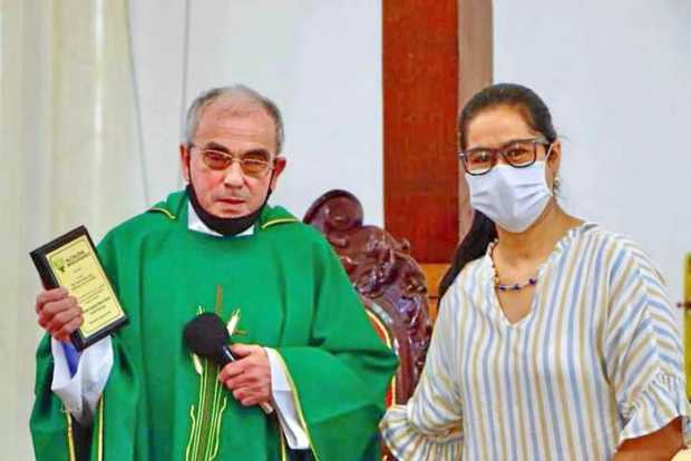 La primera gestora, Diana Montenegro, entregó la placa al padre Fidel Antonio Gómez