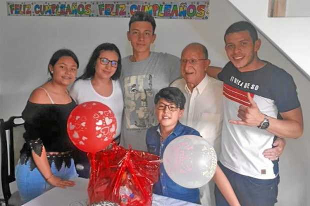Raúl Pineda Roncancio celebró su cumpleaños en compañía de sus nietas, Tatiana y María Fernanda; y sus nietos, Gerónimo Alejandr
