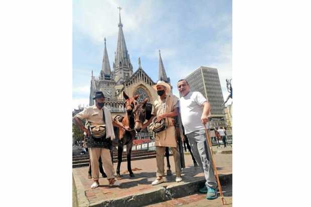 El suscriptor de LA PATRIA Rubén Darío Orozco Gómez nos envió esta postal de La Plaza de Bolívar, posó al lado de estos arrieros