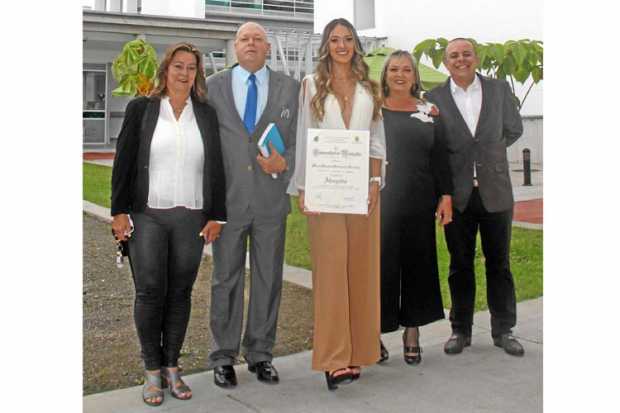 María Jimena Betancur Sánchez estuvo acompañada de sus padres y familiares. En la foto Consuelo Sánchez Urrea, Aristides Betancu