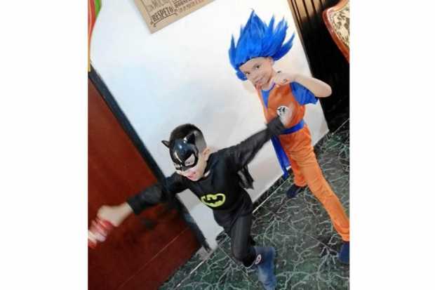 Foto| Suscriptor| LA PATRIA En el barrio Viveros de Manizales, Santiago Marín Vargas se disfrazó de Batman y Miguel Ángel Cantil