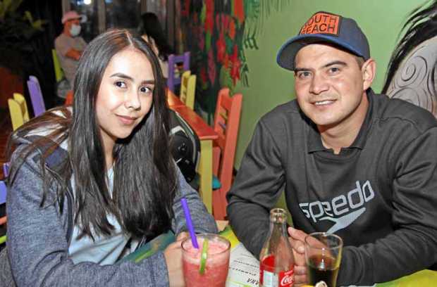 En el restaurante La Gringa Mexicana se reunieron: Dayana Agudelo Sánchez, y Adolfo Ojeda Rivera.