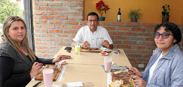 Foto/Argemiro Idárraga/LA PATRIA En el restaurante Asados Chavita, en un almuerzo familiar: Elizabeth Solórzano, Carlos Daniel A