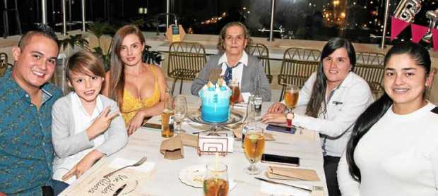 Alba Zuluaga Montes celebró su cumpleaños en el restaurante La Azotea, acompañada de Mateo Bedoya Berrio, Juan José Bedoya Buitr