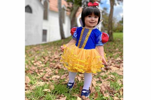 Luna Amélie Álvarez Ramírez, de 19 meses de edad, luce disfrazada de Blanca Nieves en el bosque Encantado, en el barrio Belén de