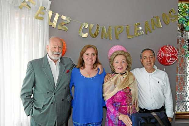 Foto|Cortesía LA PATRIA En el edificio Panorama celebraron con un almuerzo el cumpleaños de Claudia Valencia García. Lo ofrecier