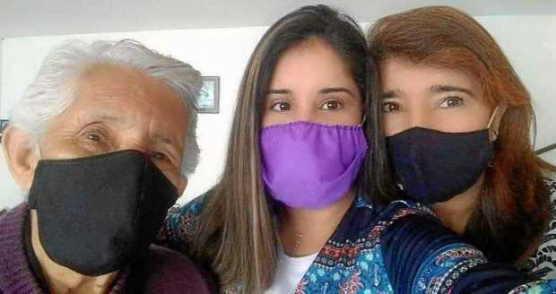 Margarita Laverde Galvis en compañía de Piedad Aydee Galvis Garzón y su abuela, Ana Garzón Villamil.