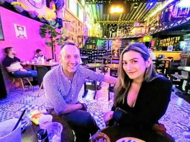Juan Sebastián Hoyos y Nataly Loaiza disfrutaron de una comida en el restaurante-bar La Vikina, en Milán.