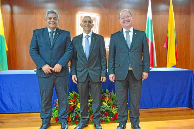 Diego Hernández, presidente del Consejo Superior; Duván Emilio Ramírez Ospina, rector; y Guillermo Orlando Sierra, exrector.