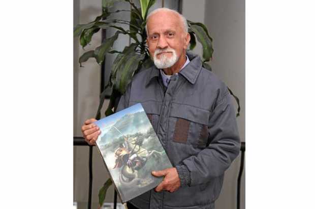 Foto | Cortesía |LA PATRIA Óscar Gaviria Valencia con su libro