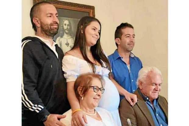 Fotos |Óscar Restrepo| LA PATRIA Julieta Mejía Hoyos al lado de familiares.