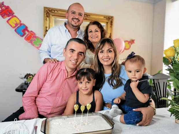 Pablo Soto, Celeste Giraldo, Daniel Sánchez, Vanessa Sánchez (homenajeada), Amelia Sánchez y Martha Lucy Restrepo.