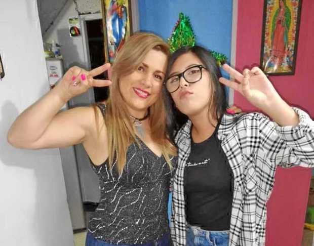 Alejandra Orozco celebró su cumpleaños en compañía de su familia, en la imagen con su tía, Ximena Orozco Osorio.