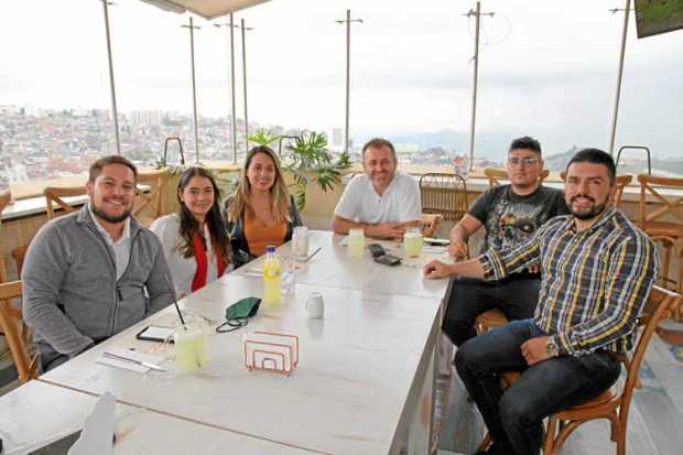 Miembros de Morales y Abogados S.A.S. se reunieron. En la foto Sergio Castaño García, Ana María García García, María Paula Ocamp