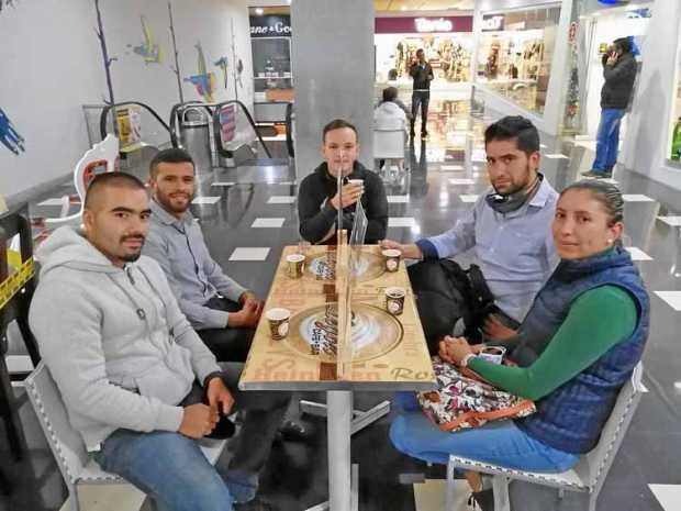 En reunión de amigos en el centro comercial Cable Plaza, Camilo Gallego, Santiago López, Sergio Betancourt, Ricardo Camargo y Al