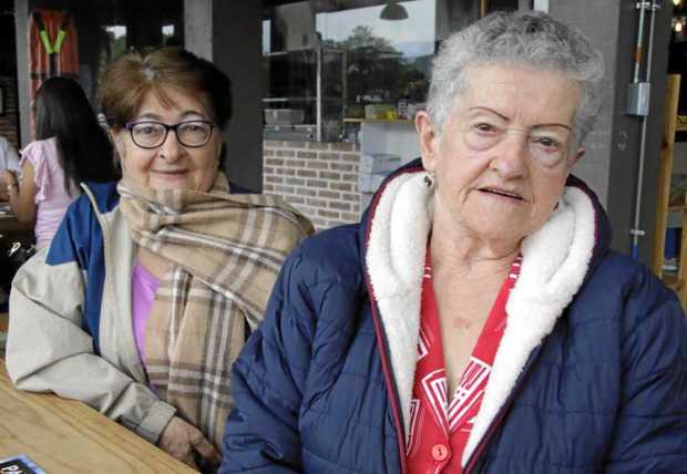 Fotos | Darío Augusto Cardona | LA PATRIA Laura Rosa al lado de su hermana, Stella Castaño