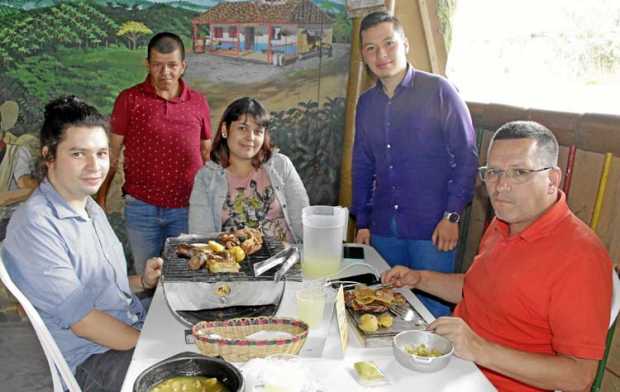 En familia celebró el cumpleaños Sebastian Cardona Taborda acompañado de Armando de Jesús Cardona Gómez, Evelin Tatiana Vanegas 