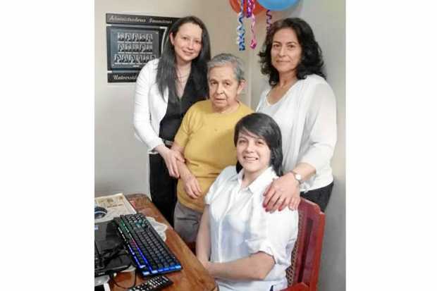 Estefanía Vásquez, Paula Marcela Ochoa, María del Pilar Naranjo Sánchez y Teresa de Jesús Sánchez.