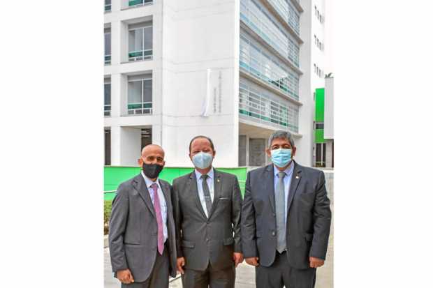 Duván Emilio Ramírez Ospina, rector de la Universidad de Manizales; Guillermo Orlando Sierra Sierra, profesor de la Institución;