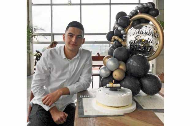 Foto |Cortesía | LA PATRIA Juan Camilo Aristizabal Valencia, de Manzanares, recibió el título de abogado, de la Universidad de M