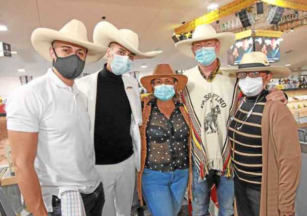 Alexander Marín, Geovanny Marín, Wilmar Betancur, Gloria Cecilia Betancur y Patricia Morales.