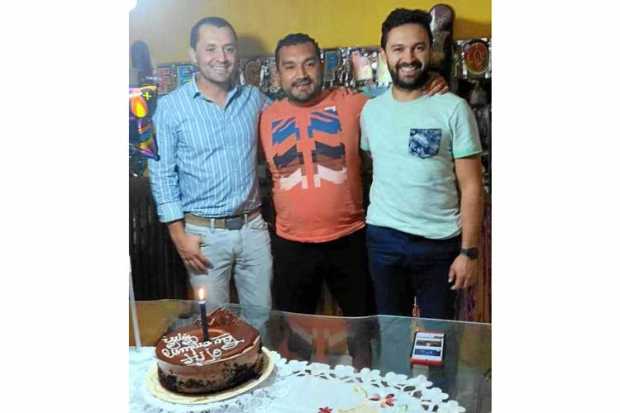 Celebración del cumpleaños de Paulo César Botero Loaiza en compañía de sus primos, Juan Diego Jiménez y Juan Guillermo Londoño.