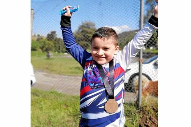 Salome Osorio nos comparte la fotografía de Matías Arias Osorio en las prácticas de su deporte favorito el bicicross, a sus 5 añ