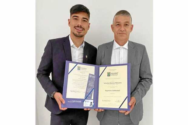 Sebastián Ramírez Manjarrés recibió el título de Ingeniero Ambiental, de la Universidad Católica de Manizales. Le acompaña su pa