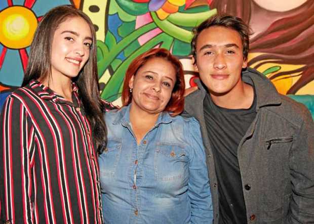 En el restaurante Don Ramón se ofreció una cena con motivo del cumpleaños de María Nancy Díaz Gaviria, la acompañan: Mariana Ram