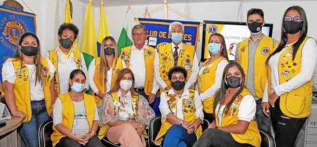 Nelly Sánchez, Raquel Burbano Vélez, Maryori Castrillón Llano, Valentina Bermúdez Castrillo. De pie: Marsuleiny Vásquez Jaramill