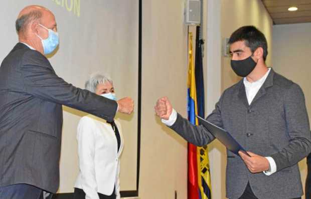 Víctor Manuel Ramírez Valencia, graduado de Ingeniería Electrónica de la un iversidad Autónoma.