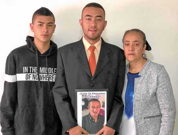 Foto/Cortesía Universidad de Caldas/LA PATRIA Juan Manuel Aranzazu Giraldo recibió el título de Ingeniero Agrónomo, lo acompañan