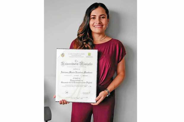 Adriana María Ramírez Martínez recibió el título de especialista en Gerencia de la Comunicación Digital, en la Universidad de Ma