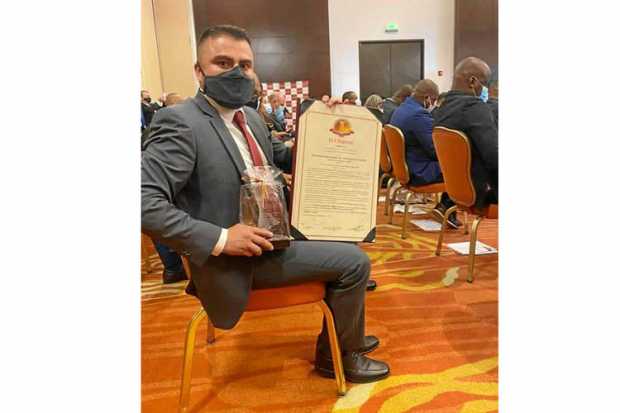 Jhonattan Manuel Vásquez Duque, alcalde de la Merced (Caldas), dice: “Orgulloso de ser mercedeño y caldense, hoy recibí la conde