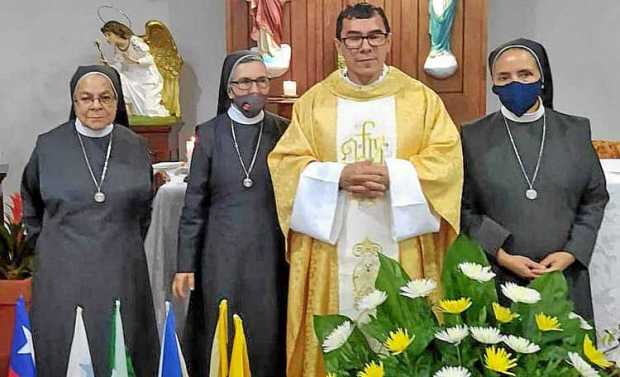 Hermana Margarita Areiza, hermana Ana Cecilia Romero, sacerdote Javier Gómez y hermana Bernarda Infante.