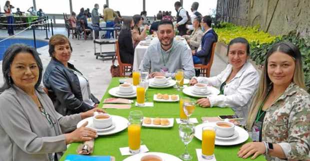 En el Club Manizales se encontraron en un almuerzo de trabajo Fidelina Guzmán, Ubelny Londoño, Diego Alberto Ramírez, Zulma Lili