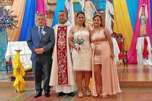 Óscar Marulanda, exconcejal y ex secretario de Educación de Manzanares (Caldas) se casó con Adriana Aristizábal, el 9 de abril, 