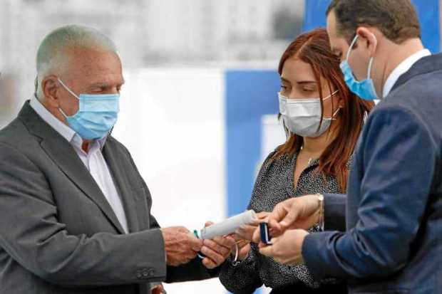 El alcalde Carlos Mario Marín durante la condecoración al ingeniero Gustavo Robledo Isaza