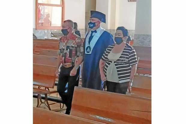 Julián Marín Murillo acompañado de sus familiares