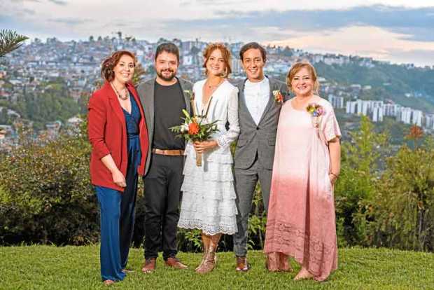 Los novios acompañados por la familia de Laura. Luciana Vallejos, Manuel David Lugo, y María del Pilar Pérez