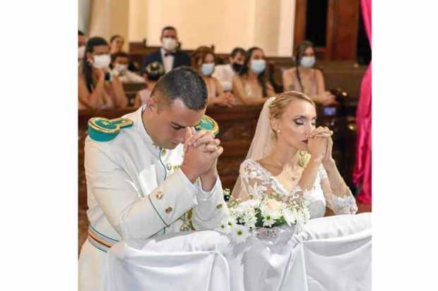 Juan Carlos y Yiseth oran en la ceremonia