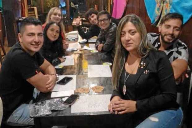 Celebrando los cumpleaños de Diego Andrés Pulido y Cristian Londoño con sus amigos en Un Lugar de la Mancha. ¡Felicitaciones!