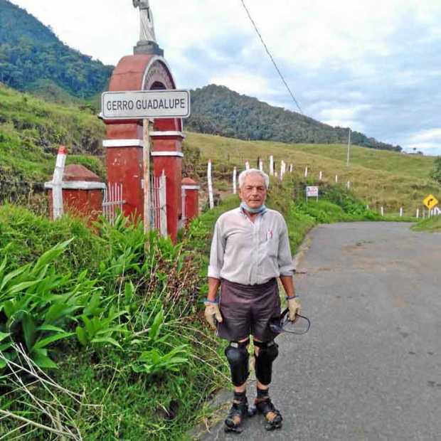 Darío Botero Vélez celebró sus 76 años patinando desde el barrio milenio tres hasta el Recreo en Manzanares. Este líder es escri