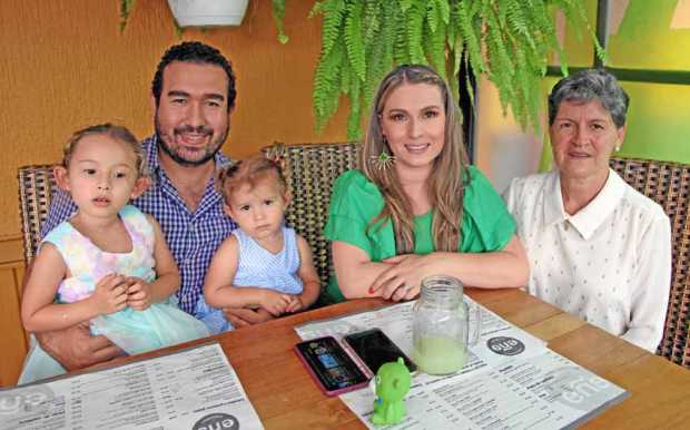 En el restaurante la Eñe se ofreció un almuerzo familiar al que asistieron Andrés Mendieta Cañas, Luz Eliana Gallego Henao, Euca