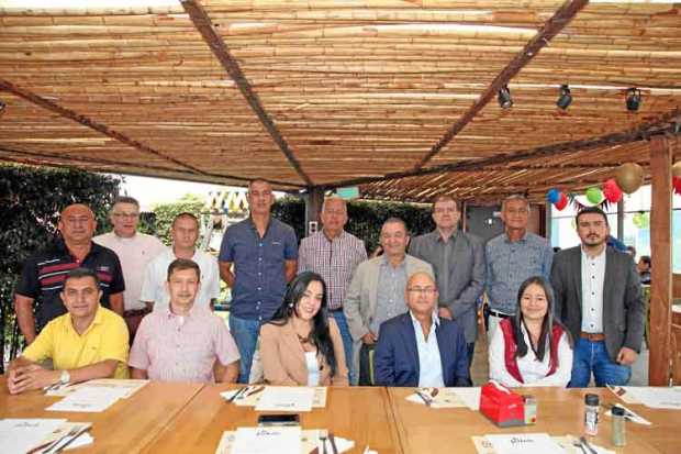 En el restaurante la Farfalla se organizó un almuerzo de trabajo para hablar del convenio Credi ahorros, Tax la Feria- Los Olivo