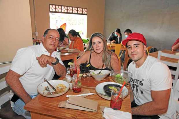 Jhon Jairo Vallejo, Claudia Alexandra Mejía y Santiago Vallejo.